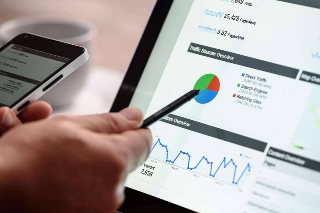 Graphiques marketing analysés sur une tablette pour une campagne Google Ads
