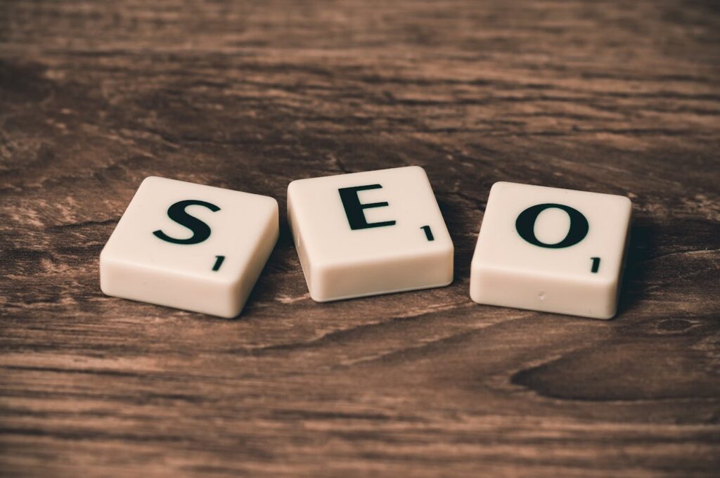 Lettres SEO en bois illustrant le référencement naturel