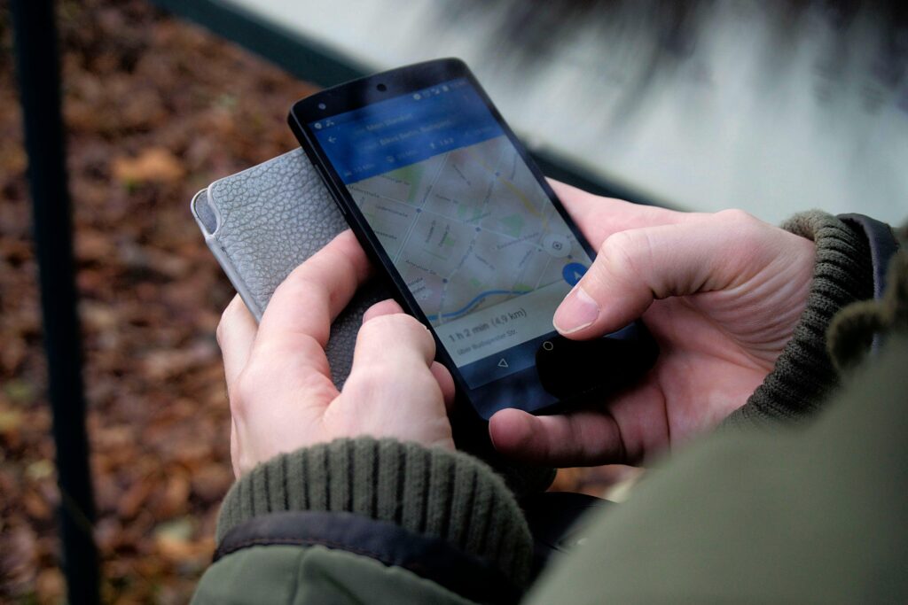 Mains utilisant un smartphone pour la fiche d’établissement Google