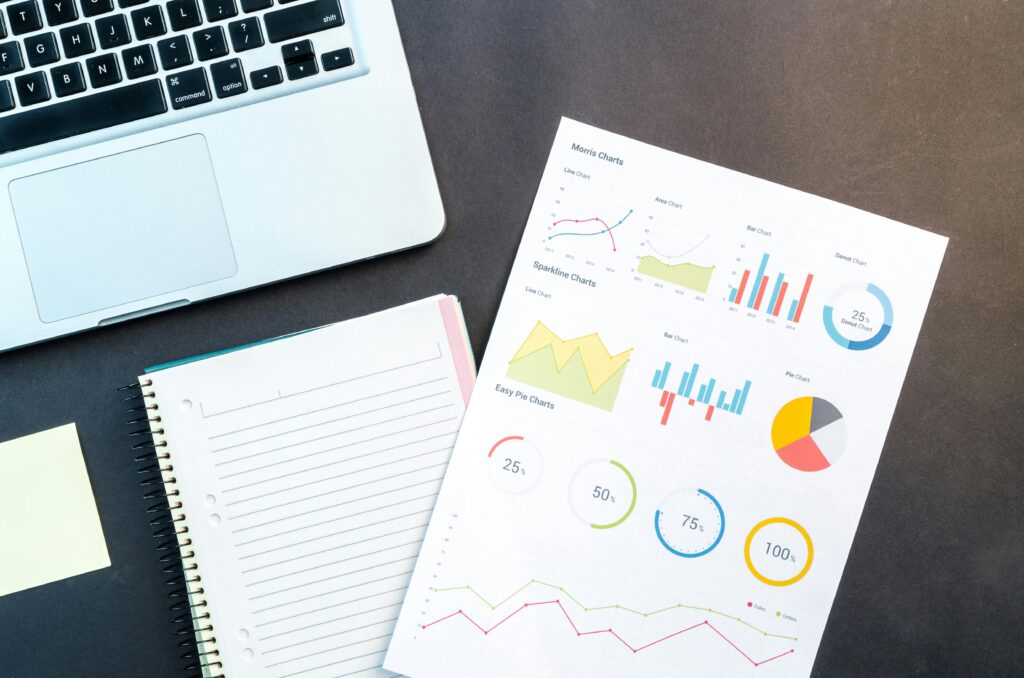 Ordinateur portable et graphiques servant au suivi du positionnement SEO