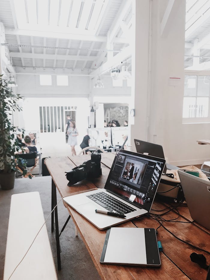 Poste de travail avec ordinateur pour la création de site web sur mesure